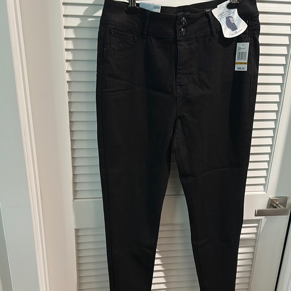 NWT Curve Appeal Black High Rise Skinny Jeans with Five Pockets.